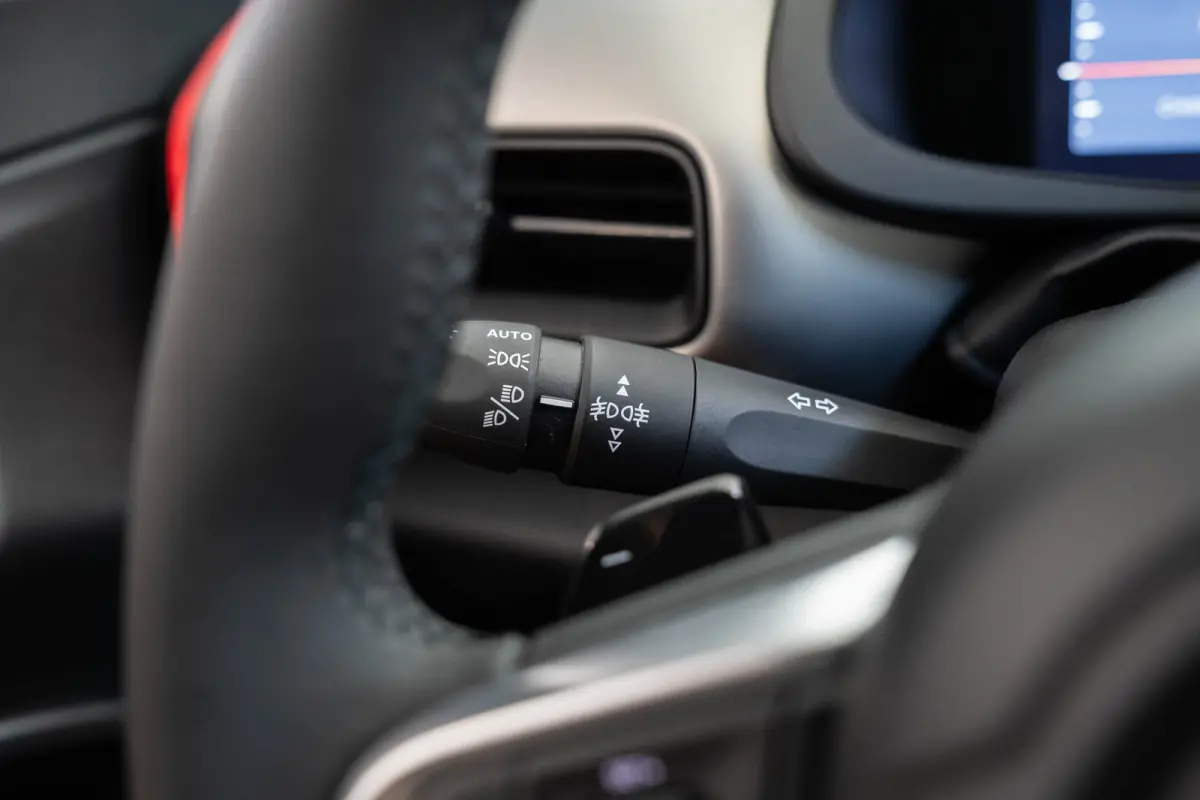 1.2 e-Hybrid Summit | Navigatie | Elektrische Achterklep | Camera | Keyless | 18 Inch Lichtmetalen velgen |