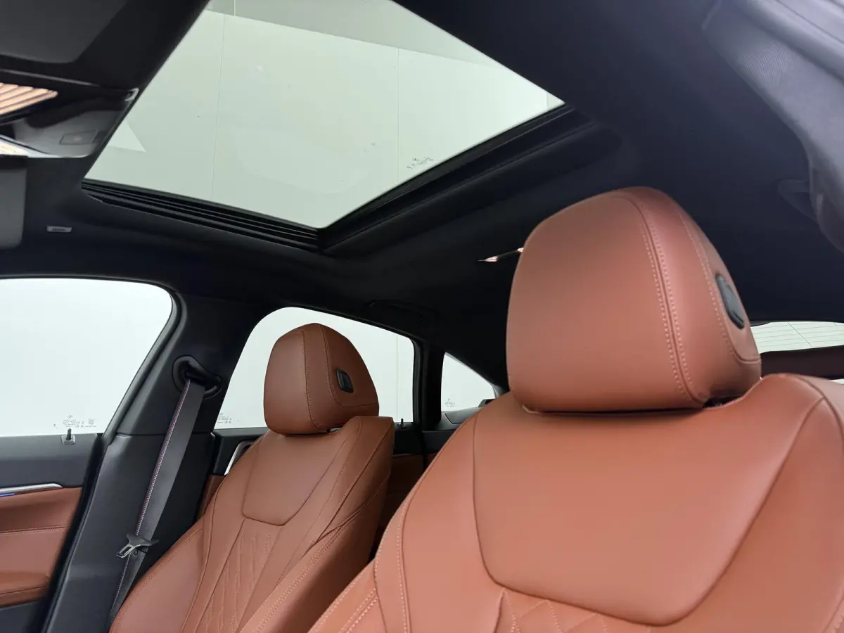 eDrive40 M Sport Edition 84 kWh | SoH 100% | Trekhaak | Driving Assistant Professional | Carbon inleg |