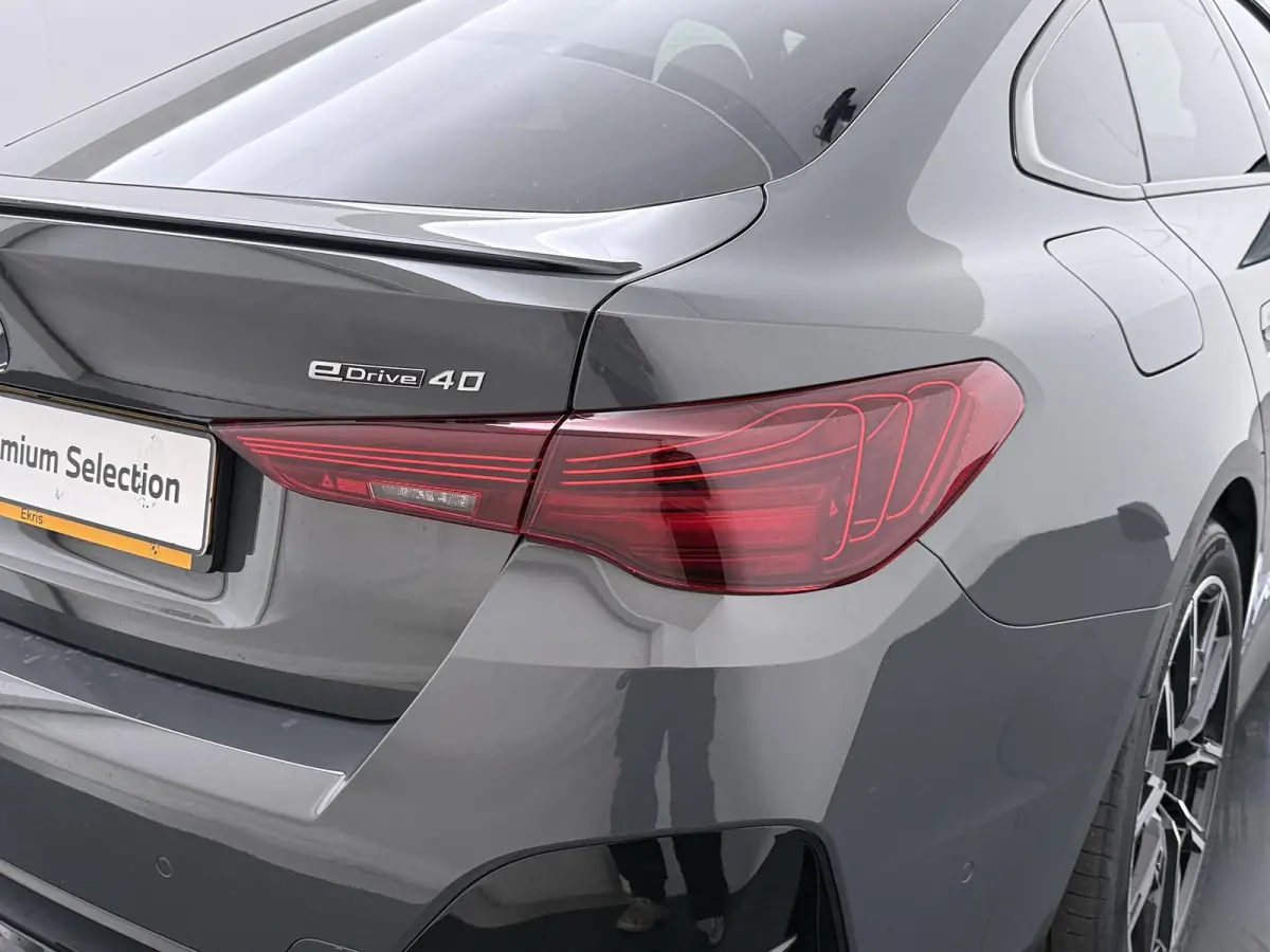 eDrive40 M Sport Edition 84 kWh | SoH 100% | Trekhaak | Driving Assistant Professional | Carbon inleg |