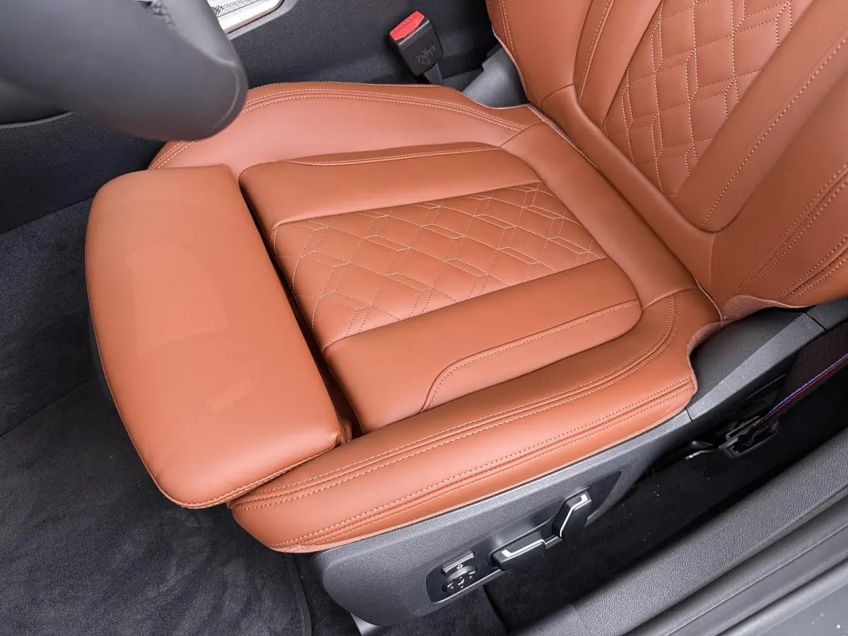 eDrive40 M Sport Edition 84 kWh | SoH 100% | Trekhaak | Driving Assistant Professional | Carbon inleg |