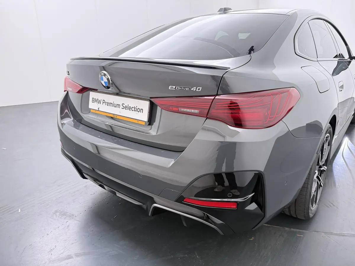 eDrive40 M Sport Edition 84 kWh | SoH 100% | Trekhaak | Driving Assistant Professional | Carbon inleg |