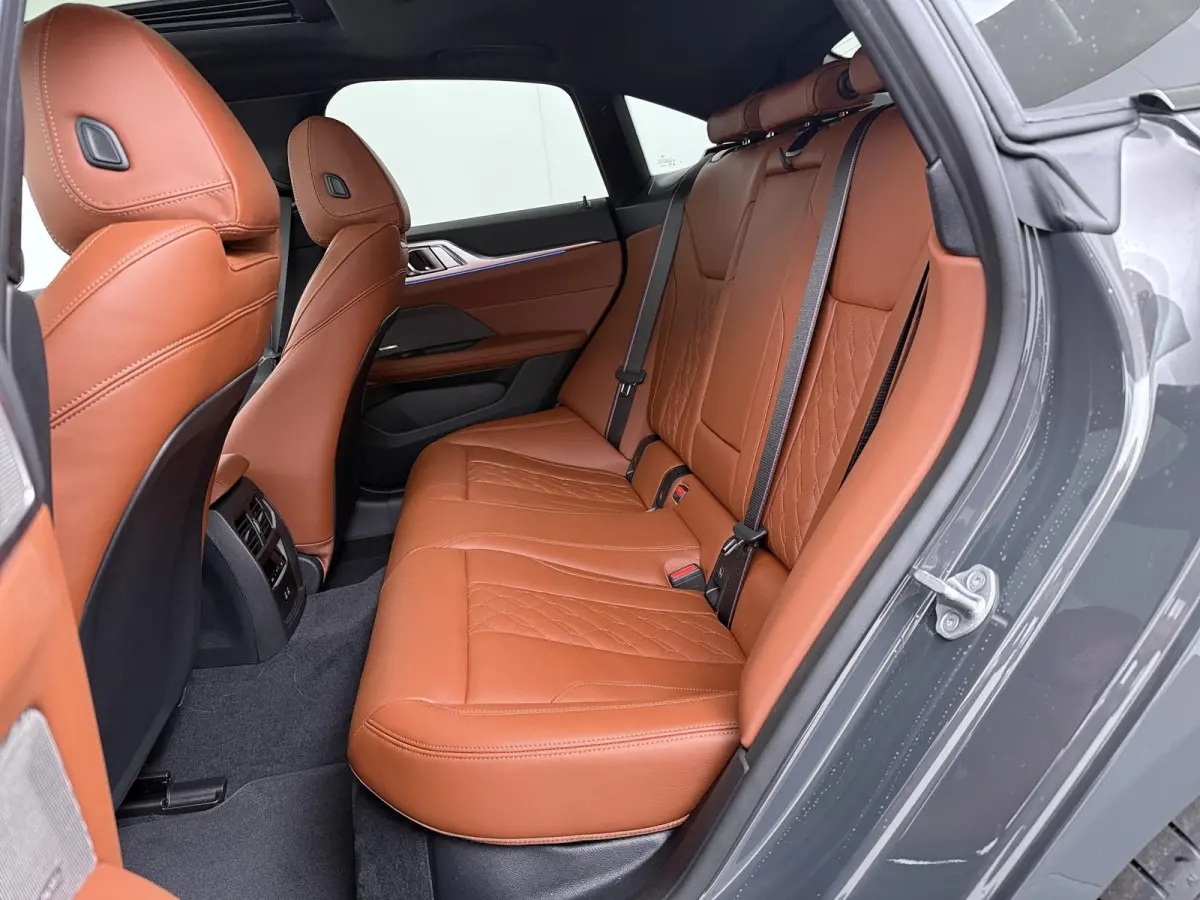 eDrive40 M Sport Edition 84 kWh | SoH 100% | Trekhaak | Driving Assistant Professional | Carbon inleg |