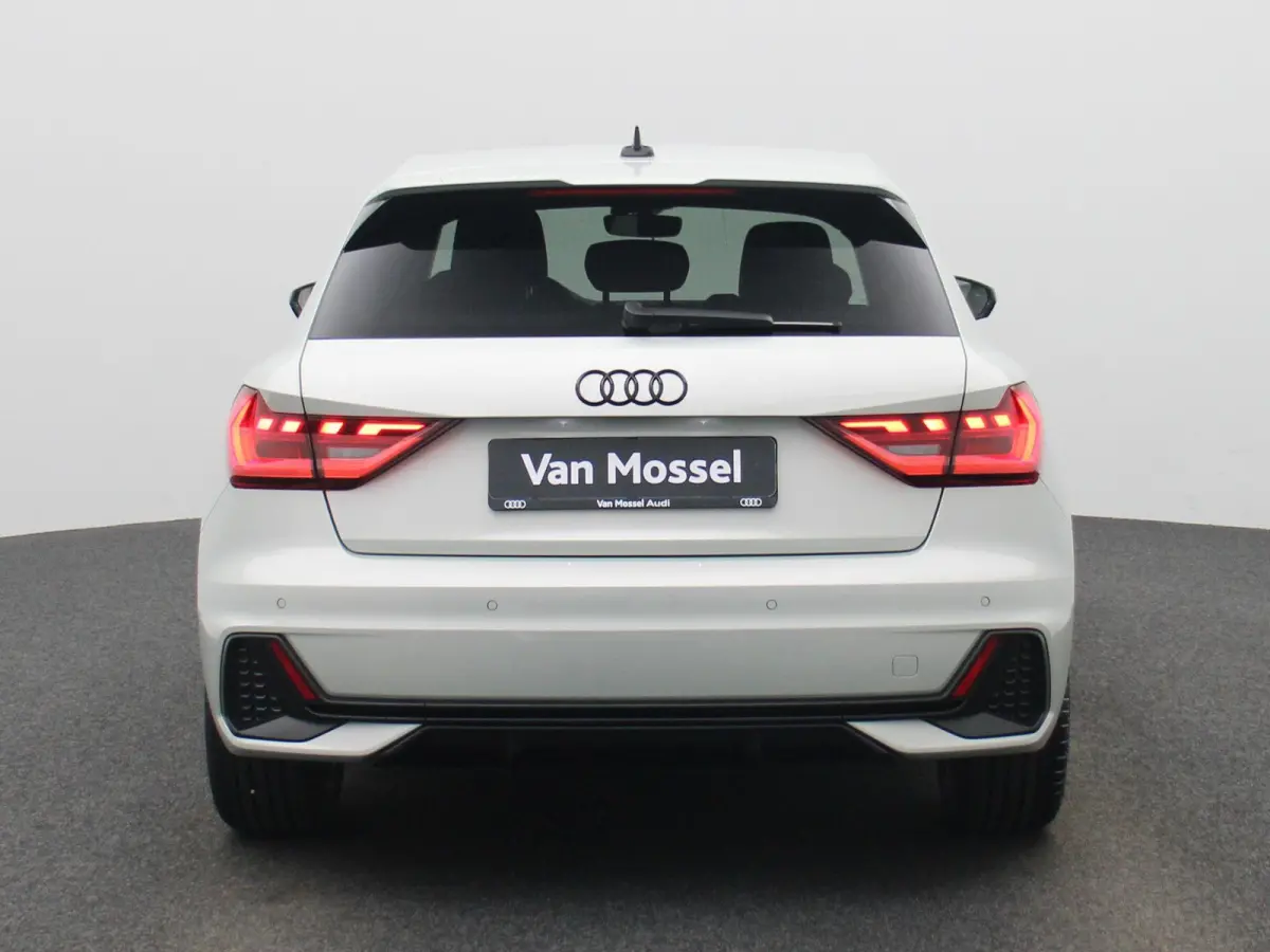 25 TFSI S edition l Adaptive cruise control l Climate control l Dodehoekdetectie l Stoelverwarming l Navigatie l Audi smartphone interface l Privacy glas l Optiekpakket zwart plus l Ledkopla