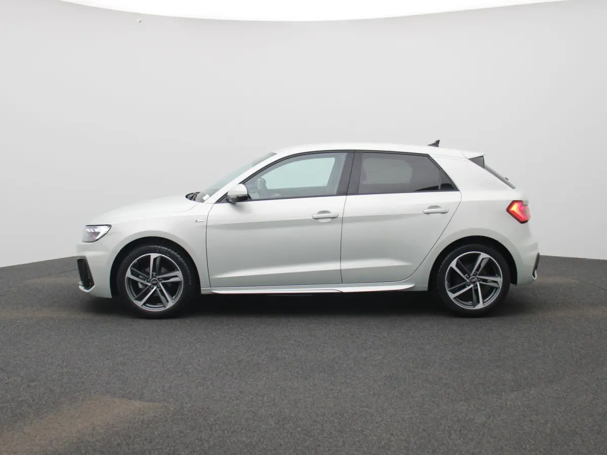 25 TFSI S edition l Adaptive cruise control l Climate control l Dodehoekdetectie l Stoelverwarming l Navigatie l Audi smartphone interface l Privacy glas l Optiekpakket zwart plus l Ledkopla