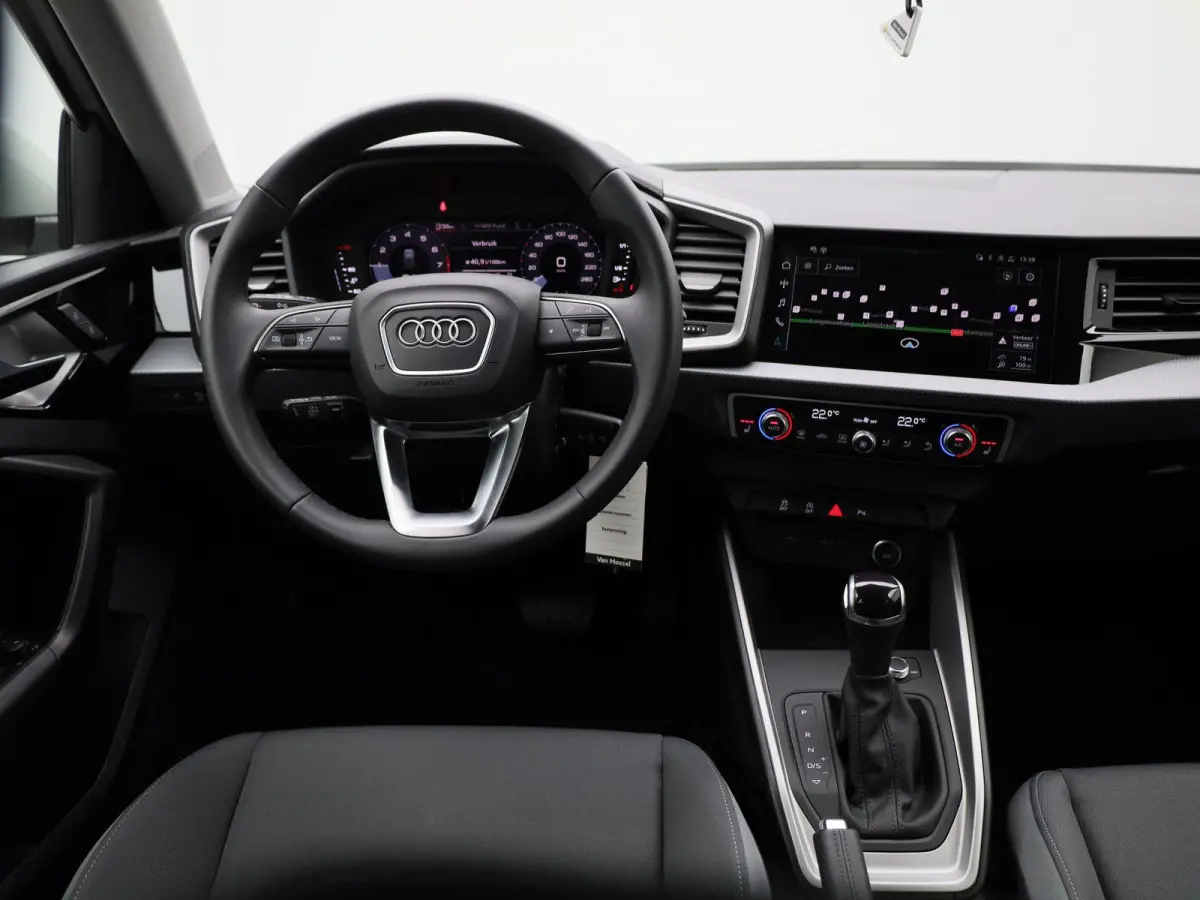 25 TFSI S edition l Adaptive cruise control l Climate control l Dodehoekdetectie l Stoelverwarming l Navigatie l Audi smartphone interface l Privacy glas l Optiekpakket zwart plus l Ledkopla