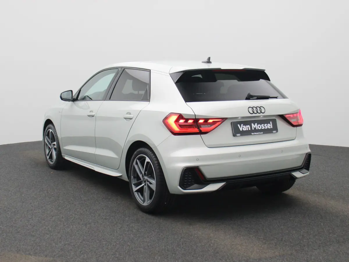 25 TFSI S edition l Adaptive cruise control l Climate control l Dodehoekdetectie l Stoelverwarming l Navigatie l Audi smartphone interface l Privacy glas l Optiekpakket zwart plus l Ledkopla