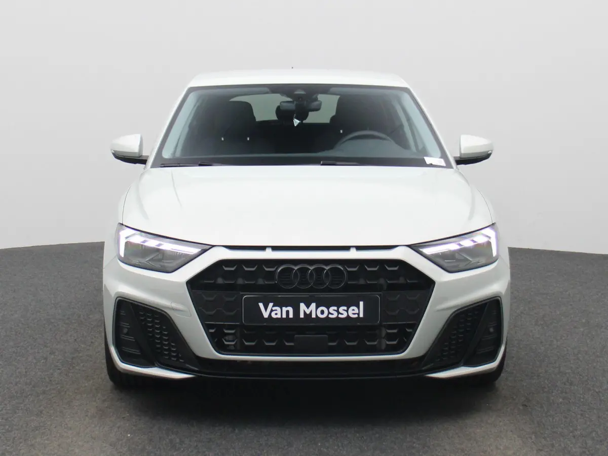 25 TFSI S edition l Adaptive cruise control l Climate control l Dodehoekdetectie l Stoelverwarming l Navigatie l Audi smartphone interface l Privacy glas l Optiekpakket zwart plus l Ledkopla