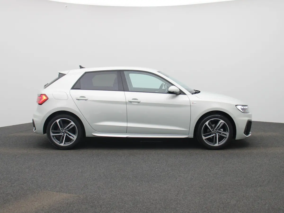 25 TFSI S edition l Adaptive cruise control l Climate control l Dodehoekdetectie l Stoelverwarming l Navigatie l Audi smartphone interface l Privacy glas l Optiekpakket zwart plus l Ledkopla