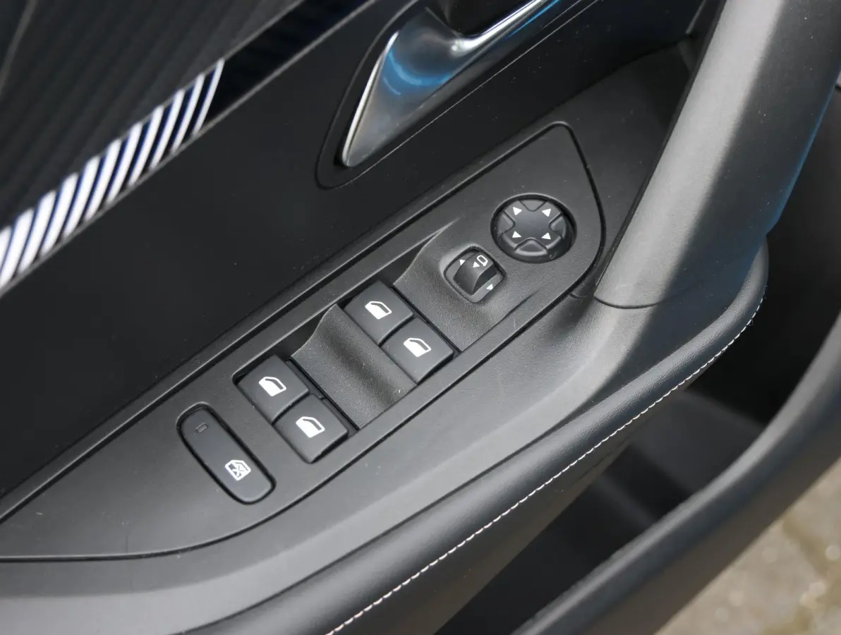 1.2 100pk Allure 1e Eigenaar | LED | Parkeersensoren V+A | Keyless | 17" LMV | Apple Carplay & Android Auto