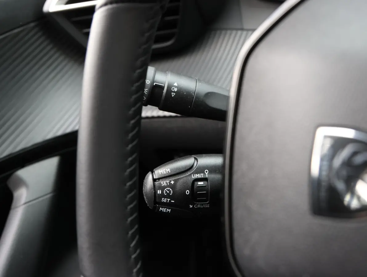 1.2 100pk Allure 1e Eigenaar | LED | Parkeersensoren V+A | Keyless | 17" LMV | Apple Carplay & Android Auto