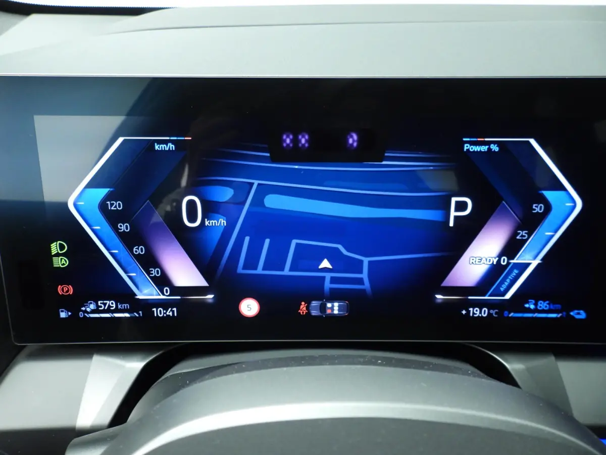 30e xDrive | M-Sportpakket | LED | Leder | HUD | Active cruise | Trekhaak | Panoramadak | Sportstoelen | Elektr. zetels | DAB | Harman-kardon sound | Alu 20 inch