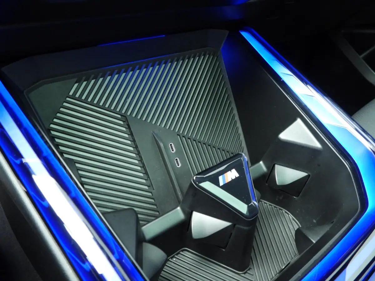 30e xDrive | M-Sportpakket | LED | Leder | HUD | Active cruise | Trekhaak | Panoramadak | Sportstoelen | Elektr. zetels | DAB | Harman-kardon sound | Alu 20 inch