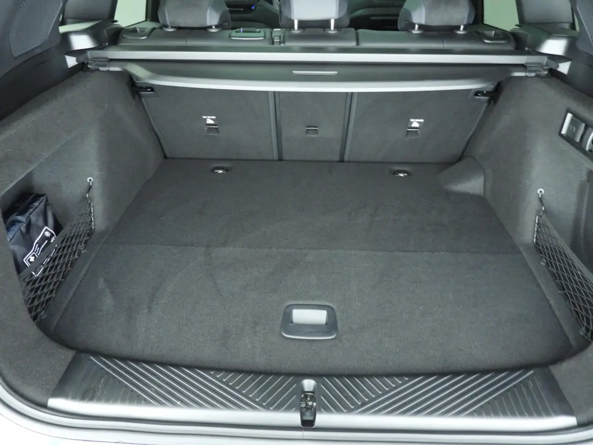 30e xDrive | M-Sportpakket | LED | Leder | HUD | Active cruise | Trekhaak | Panoramadak | Sportstoelen | Elektr. zetels | DAB | Harman-kardon sound | Alu 20 inch