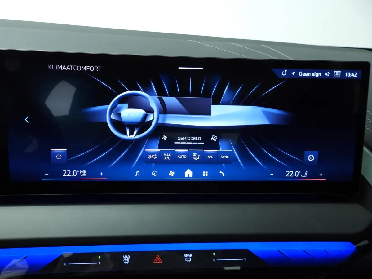 30e xDrive | M-Sportpakket | LED | Leder | HUD | Active cruise | Trekhaak | Panoramadak | Sportstoelen | Elektr. zetels | DAB | Harman-kardon sound | Alu 20 inch