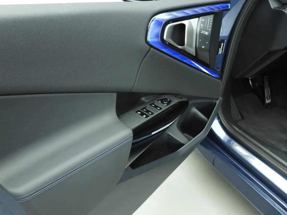30e xDrive | M-Sportpakket | LED | Leder | HUD | Active cruise | Trekhaak | Panoramadak | Sportstoelen | Elektr. zetels | DAB | Harman-kardon sound | Alu 20 inch