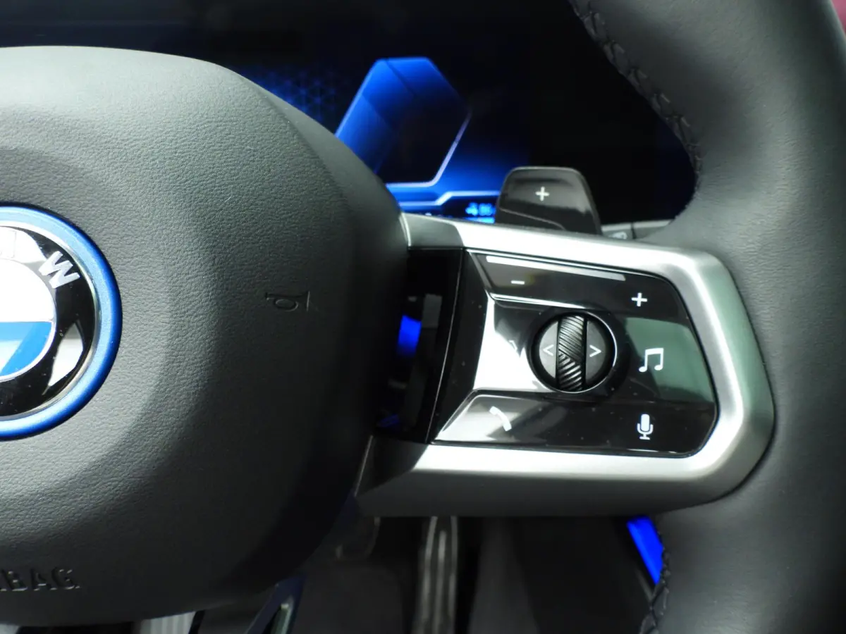 30e xDrive | M-Sportpakket | LED | Leder | HUD | Active cruise | Trekhaak | Panoramadak | Sportstoelen | Elektr. zetels | DAB | Harman-kardon sound | Alu 20 inch