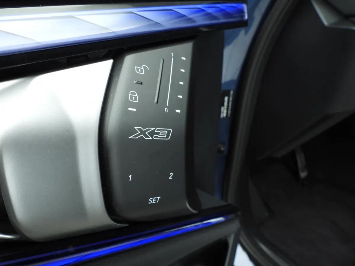 30e xDrive | M-Sportpakket | LED | Leder | HUD | Active cruise | Trekhaak | Panoramadak | Sportstoelen | Elektr. zetels | DAB | Harman-kardon sound | Alu 20 inch