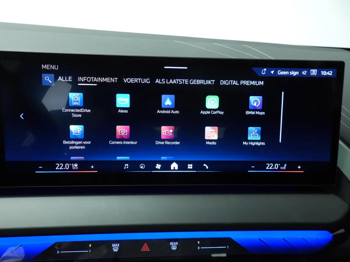 30e xDrive | M-Sportpakket | LED | Leder | HUD | Active cruise | Trekhaak | Panoramadak | Sportstoelen | Elektr. zetels | DAB | Harman-kardon sound | Alu 20 inch