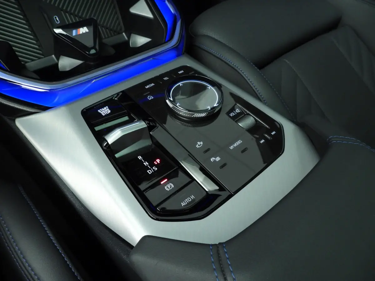 30e xDrive | M-Sportpakket | LED | Leder | HUD | Active cruise | Trekhaak | Panoramadak | Sportstoelen | Elektr. zetels | DAB | Harman-kardon sound | Alu 20 inch