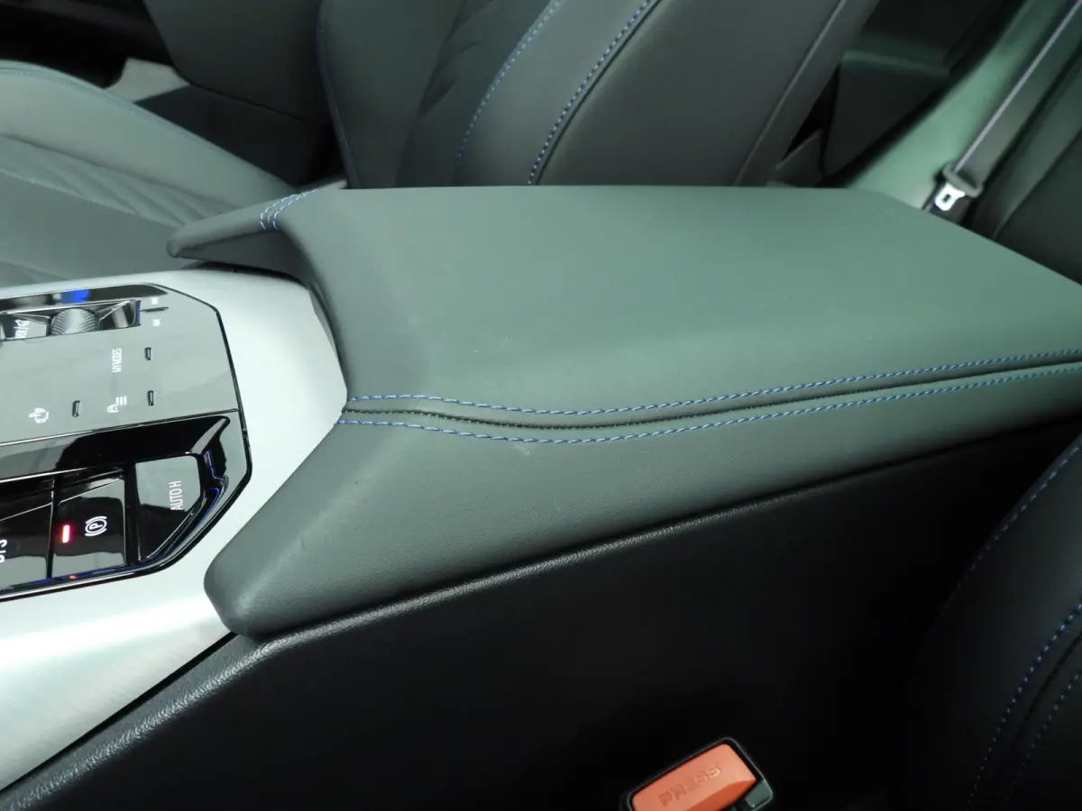 30e xDrive | M-Sportpakket | LED | Leder | HUD | Active cruise | Trekhaak | Panoramadak | Sportstoelen | Elektr. zetels | DAB | Harman-kardon sound | Alu 20 inch