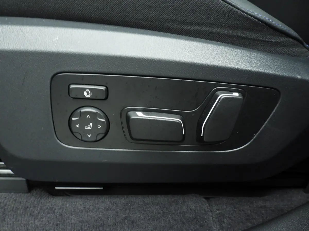 30e xDrive | M-Sportpakket | LED | Leder | HUD | Active cruise | Trekhaak | Panoramadak | Sportstoelen | Elektr. zetels | DAB | Harman-kardon sound | Alu 20 inch