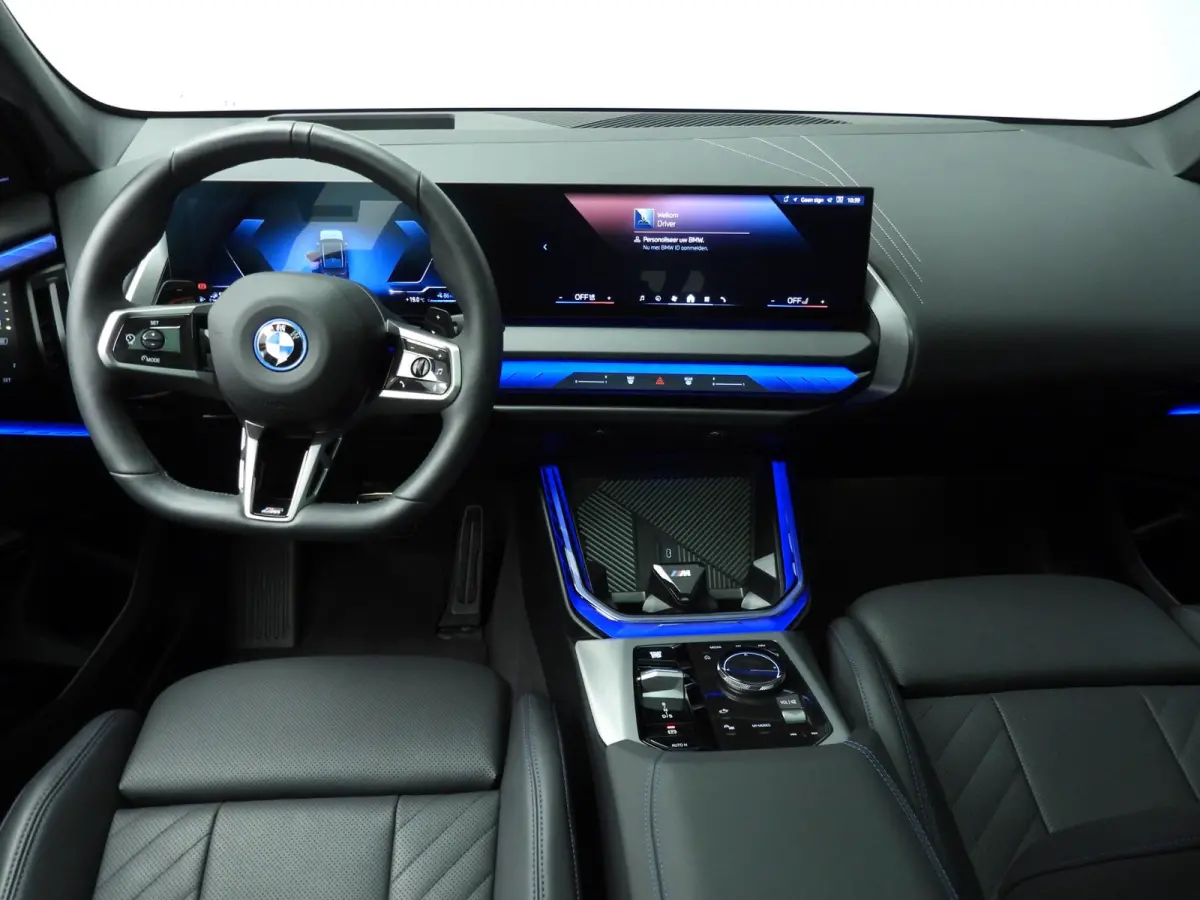 30e xDrive | M-Sportpakket | LED | Leder | HUD | Active cruise | Trekhaak | Panoramadak | Sportstoelen | Elektr. zetels | DAB | Harman-kardon sound | Alu 20 inch