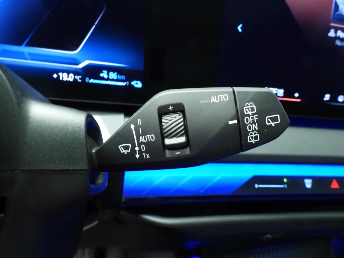 30e xDrive | M-Sportpakket | LED | Leder | HUD | Active cruise | Trekhaak | Panoramadak | Sportstoelen | Elektr. zetels | DAB | Harman-kardon sound | Alu 20 inch