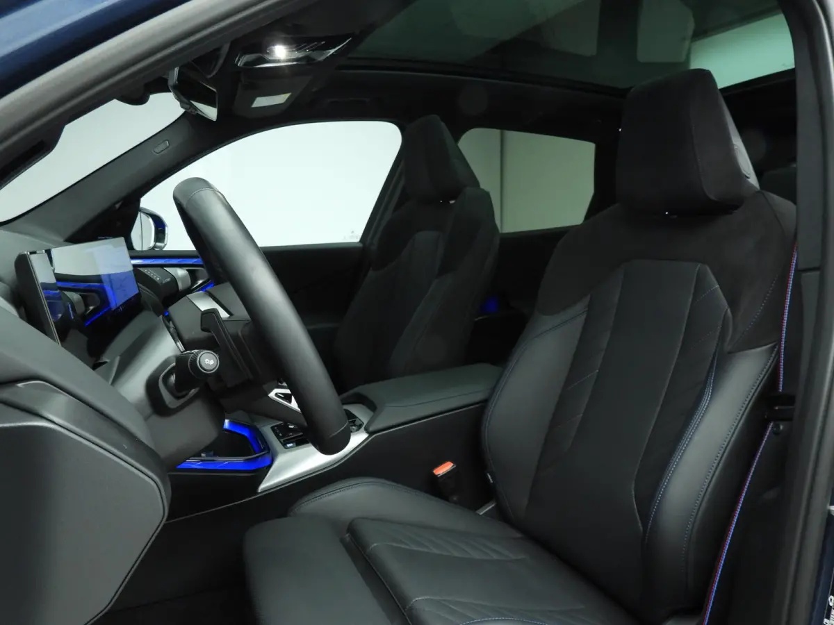 30e xDrive | M-Sportpakket | LED | Leder | HUD | Active cruise | Trekhaak | Panoramadak | Sportstoelen | Elektr. zetels | DAB | Harman-kardon sound | Alu 20 inch