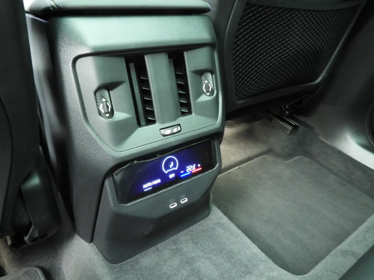 30e xDrive | M-Sportpakket | LED | Leder | HUD | Active cruise | Trekhaak | Panoramadak | Sportstoelen | Elektr. zetels | DAB | Harman-kardon sound | Alu 20 inch