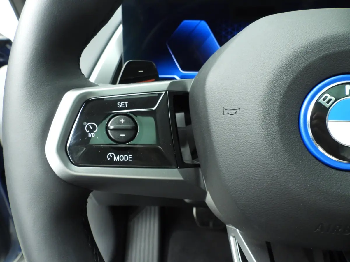 30e xDrive | M-Sportpakket | LED | Leder | HUD | Active cruise | Trekhaak | Panoramadak | Sportstoelen | Elektr. zetels | DAB | Harman-kardon sound | Alu 20 inch