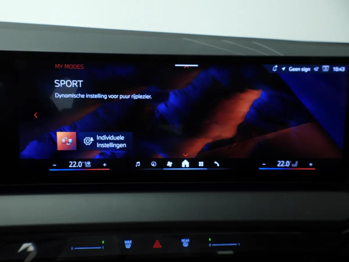 30e xDrive | M-Sportpakket | LED | Leder | HUD | Active cruise | Trekhaak | Panoramadak | Sportstoelen | Elektr. zetels | DAB | Harman-kardon sound | Alu 20 inch