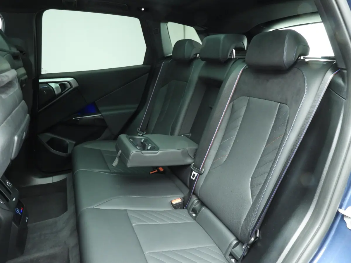 30e xDrive | M-Sportpakket | LED | Leder | HUD | Active cruise | Trekhaak | Panoramadak | Sportstoelen | Elektr. zetels | DAB | Harman-kardon sound | Alu 20 inch
