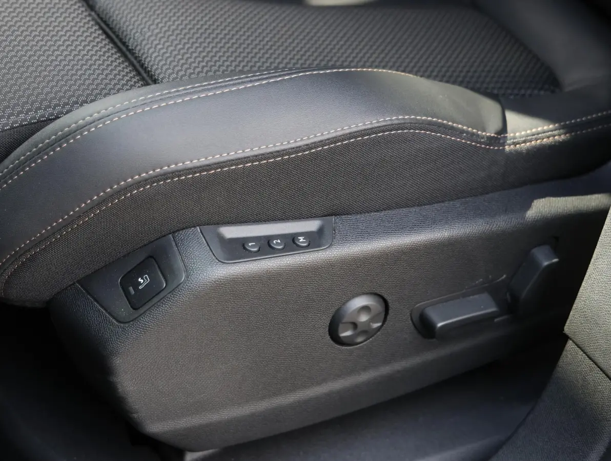1.2 Hybrid 136 GT 1ste Eigenaar | LED | Sportstoelen Memory | Stoelverwarming | Hands-Free achterklep | Camera 360* | 18" LMV | Apple Carplay & Android Auto