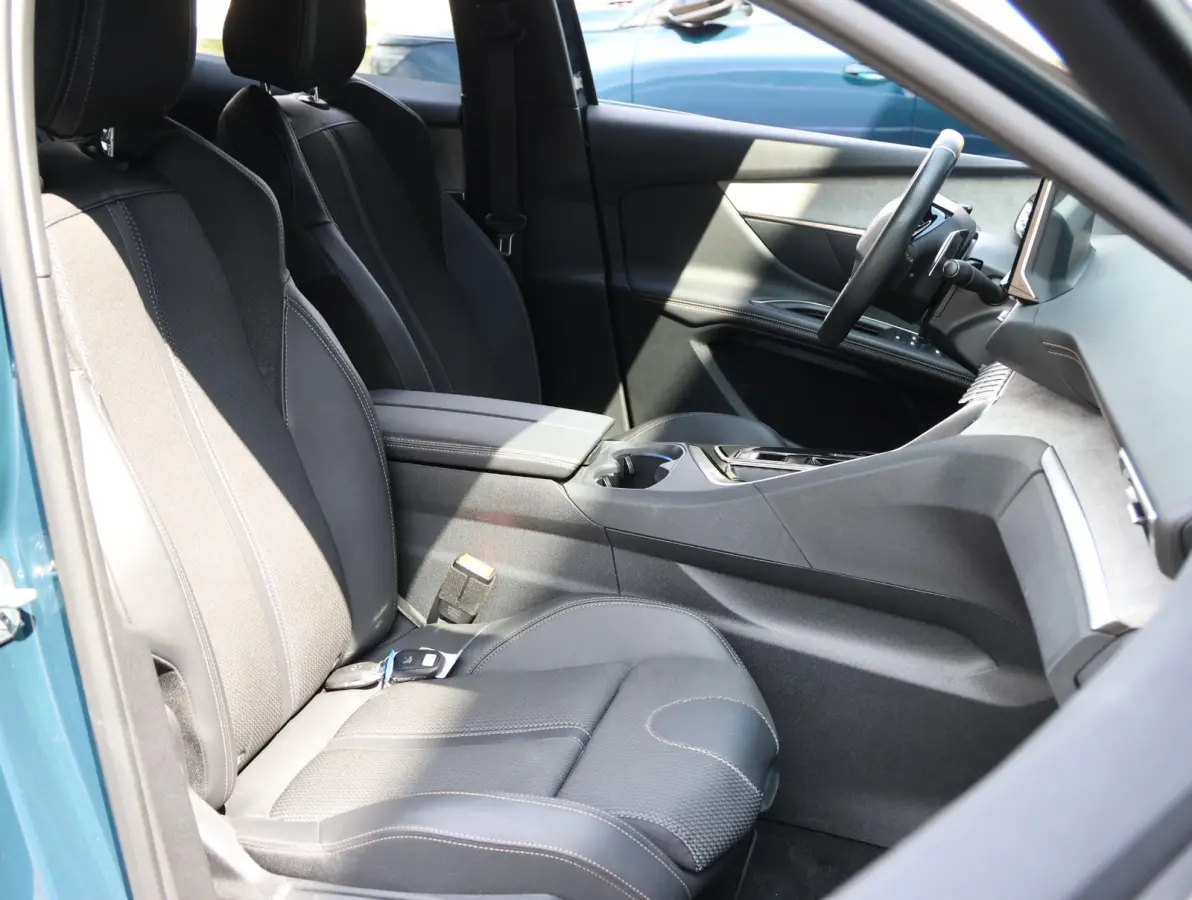 1.2 Hybrid 136 GT 1ste Eigenaar | LED | Sportstoelen Memory | Stoelverwarming | Hands-Free achterklep | Camera 360* | 18" LMV | Apple Carplay & Android Auto