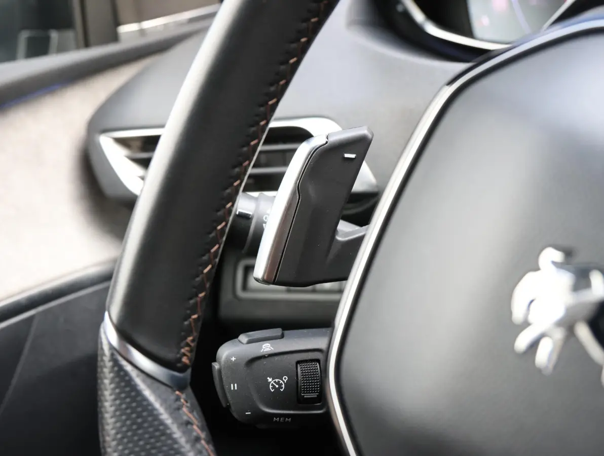 1.2 Hybrid 136 GT 1ste Eigenaar | LED | Sportstoelen Memory | Stoelverwarming | Hands-Free achterklep | Camera 360* | 18" LMV | Apple Carplay & Android Auto