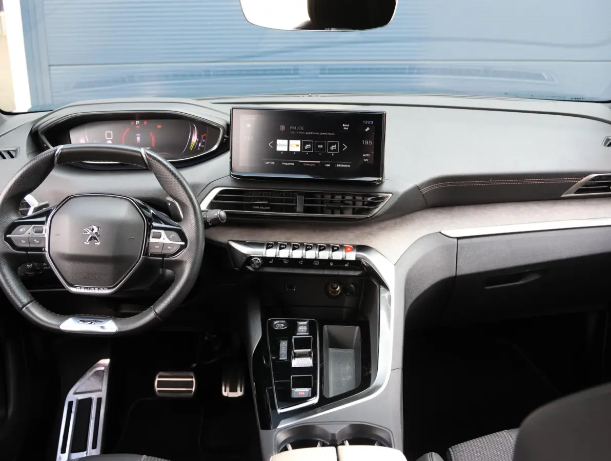 1.2 Hybrid 136 GT 1ste Eigenaar | LED | Sportstoelen Memory | Stoelverwarming | Hands-Free achterklep | Camera 360* | 18" LMV | Apple Carplay & Android Auto