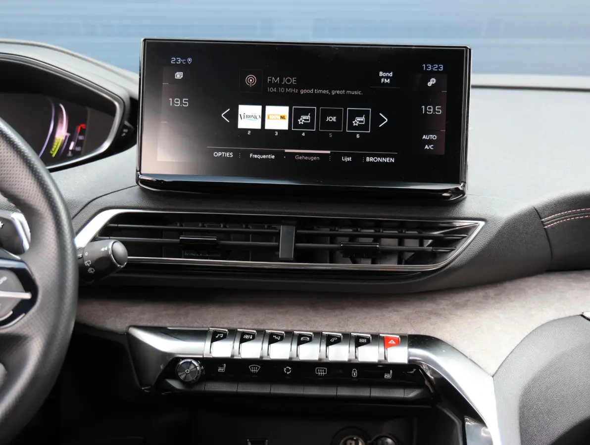 1.2 Hybrid 136 GT 1ste Eigenaar | LED | Sportstoelen Memory | Stoelverwarming | Hands-Free achterklep | Camera 360* | 18" LMV | Apple Carplay & Android Auto