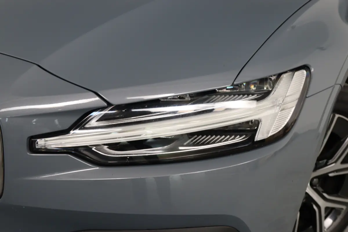 2.0 B4 Core | LED | Stoel/Stuurverwarming | Cruise Adaptive | Clima | Camera | Navi | keyless | BLIS | Lichtmetalen Velgen