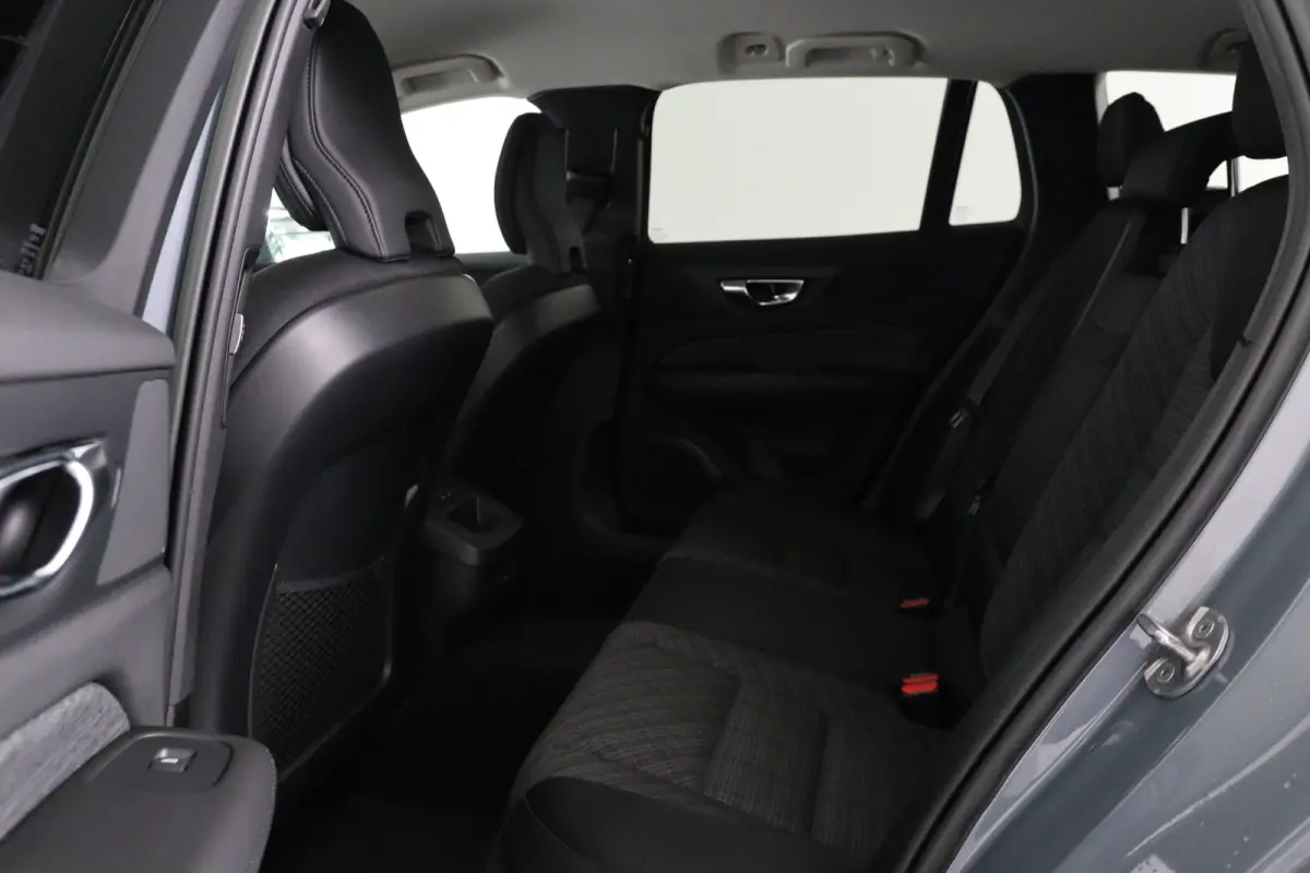 2.0 B4 Core | LED | Stoel/Stuurverwarming | Cruise Adaptive | Clima | Camera | Navi | keyless | BLIS | Lichtmetalen Velgen