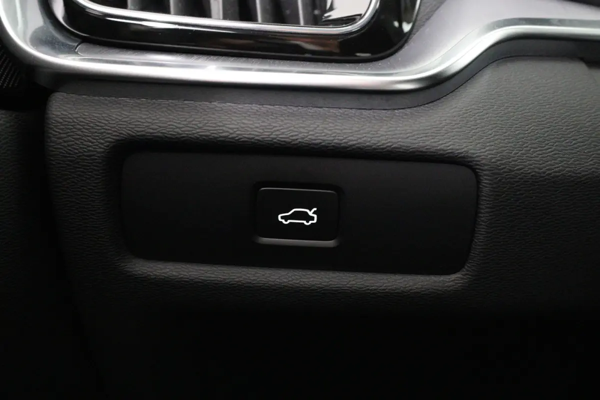 2.0 B4 Core | LED | Stoel/Stuurverwarming | Cruise Adaptive | Clima | Camera | Navi | keyless | BLIS | Lichtmetalen Velgen