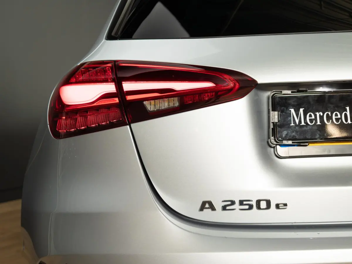 Hatchback 250 e Business Solution AMG | Panorama dak