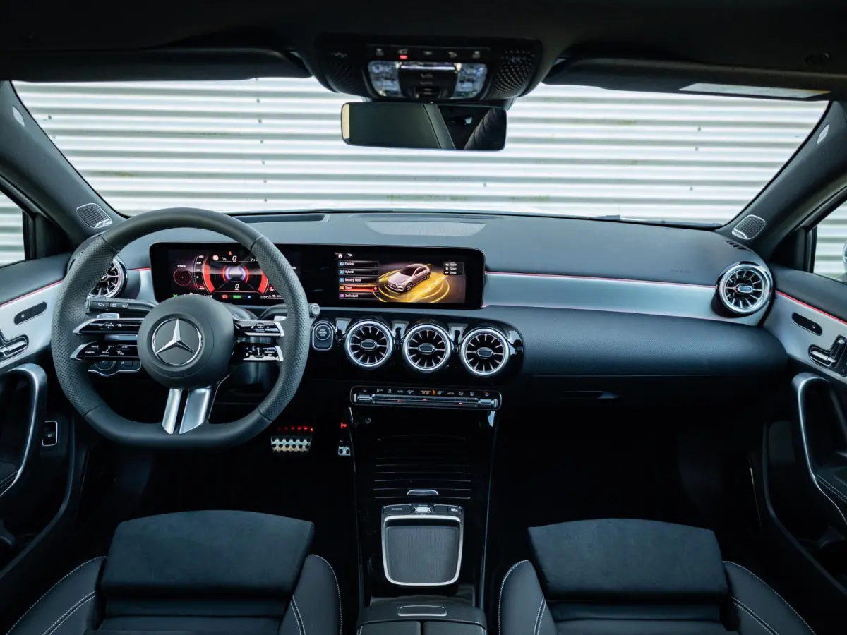 Hatchback 250 e Business Solution AMG Premium PLUS | Panorama dak
