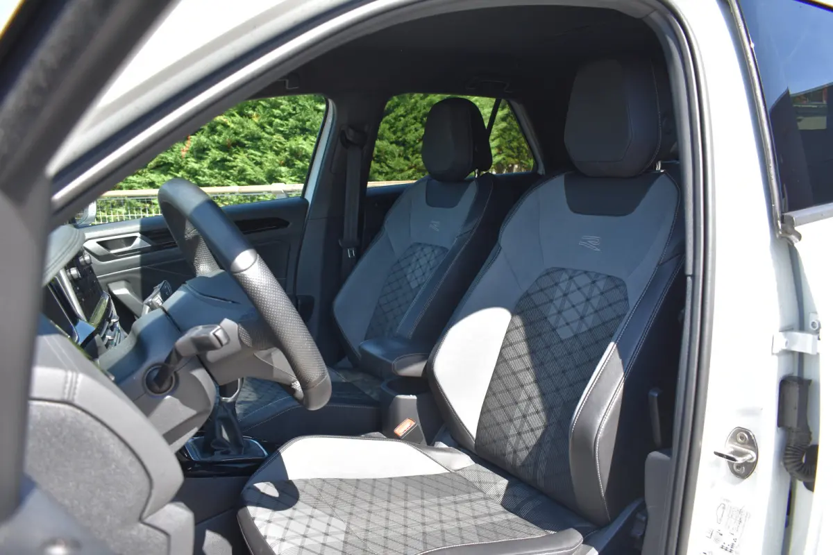 1.0 110PK TSI R-Line | ACC | Digital Cockpit Pro | Extra getint glas achter | App Connect | Dode-hoek detectie |