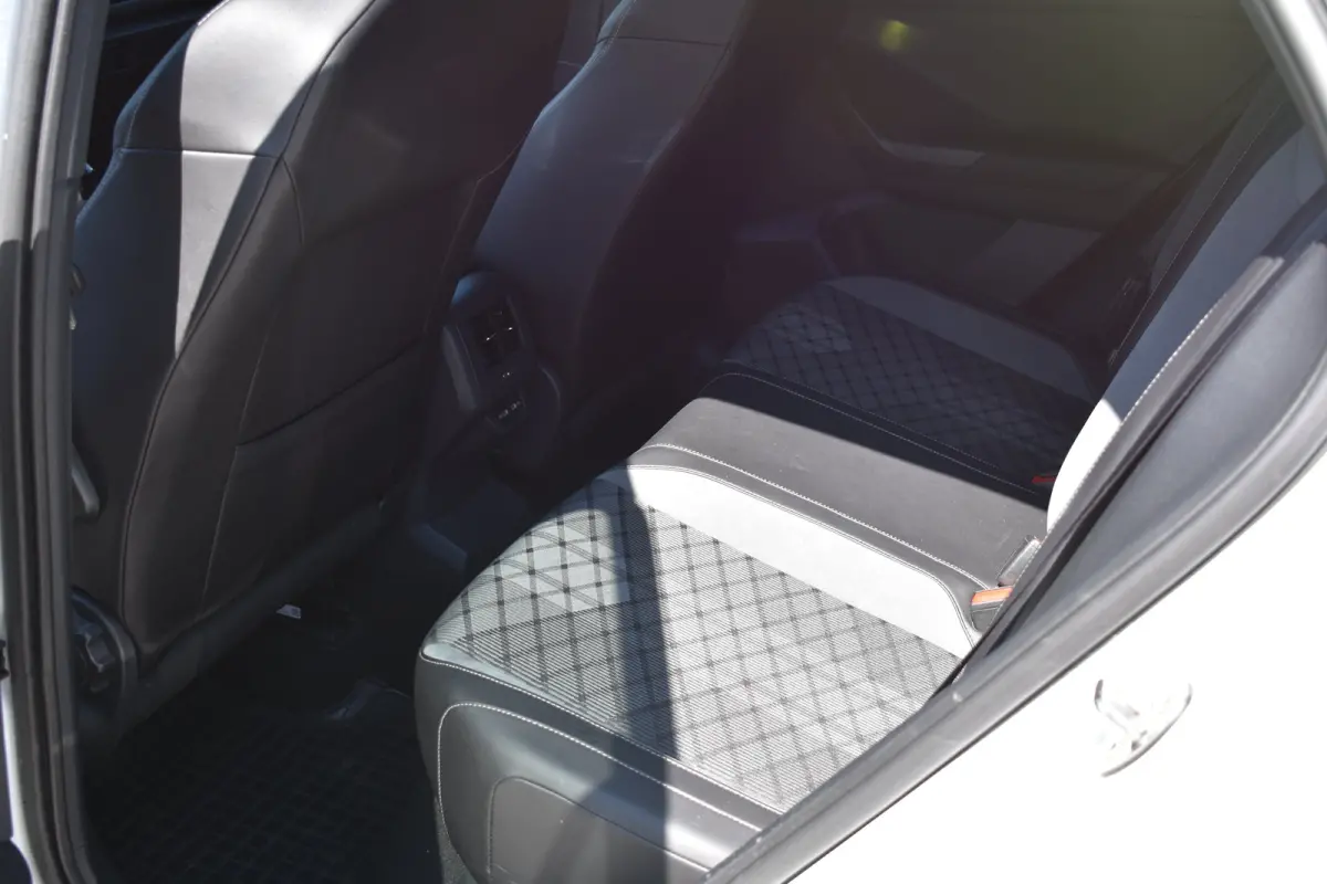 1.0 110PK TSI R-Line | ACC | Digital Cockpit Pro | Extra getint glas achter | App Connect | Dode-hoek detectie |