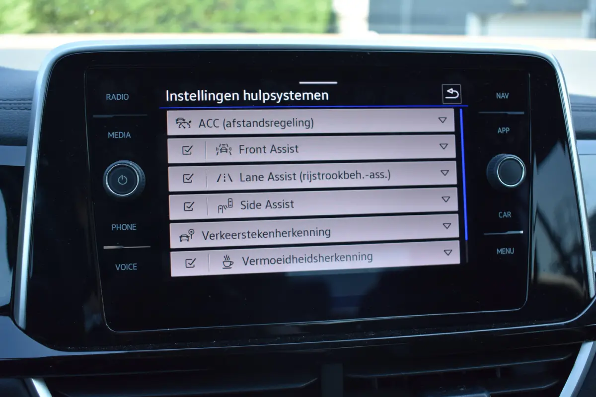 1.0 110PK TSI R-Line | ACC | Digital Cockpit Pro | Extra getint glas achter | App Connect | Dode-hoek detectie |