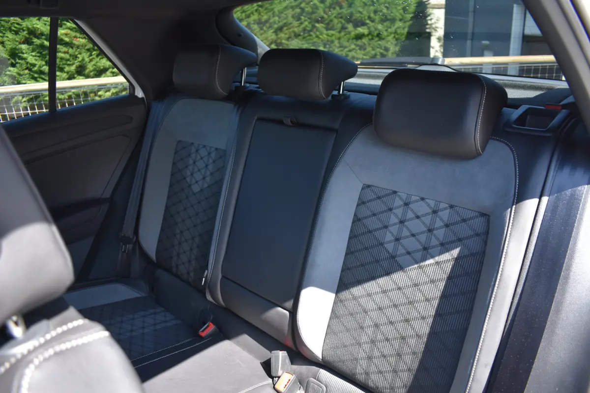 1.0 110PK TSI R-Line | ACC | Digital Cockpit Pro | Extra getint glas achter | App Connect | Dode-hoek detectie |