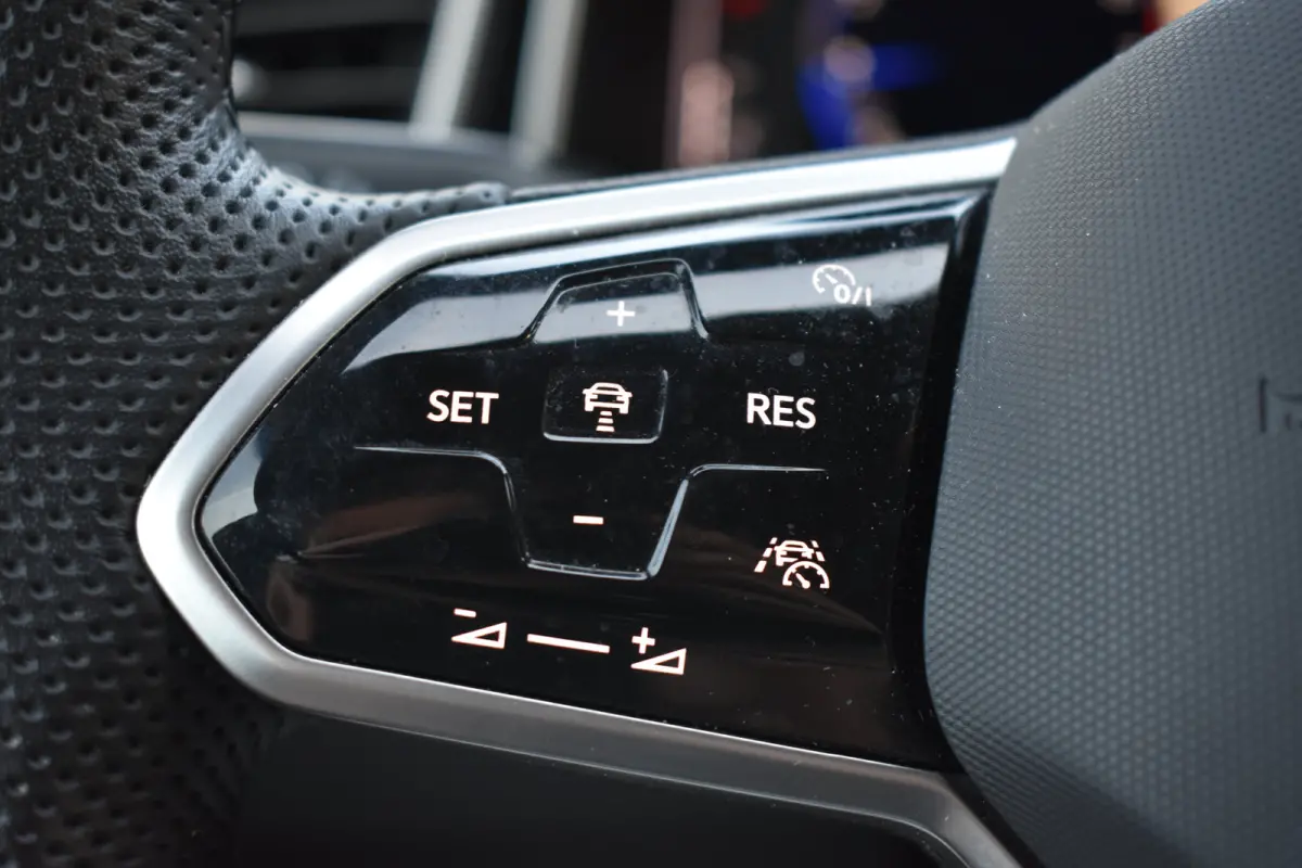 1.0 110PK TSI R-Line | ACC | Digital Cockpit Pro | Extra getint glas achter | App Connect | Dode-hoek detectie |