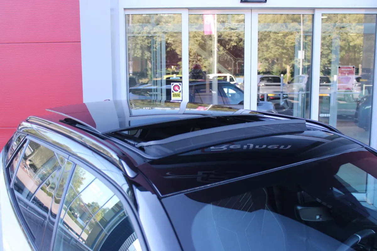 EV GT PACK 156PK 54 kWh | PANORAMISCH SCHUIF/KANTEL DAK | ALCANTARA EXECUTIVE INTERIOR INCL. VERWARMBARE VOORSTOELEN EN ELEKTRISCH VERSTELBARE BESTUURDERSSTOEL MET MASSAGE FUNCTIE | 18" LICH