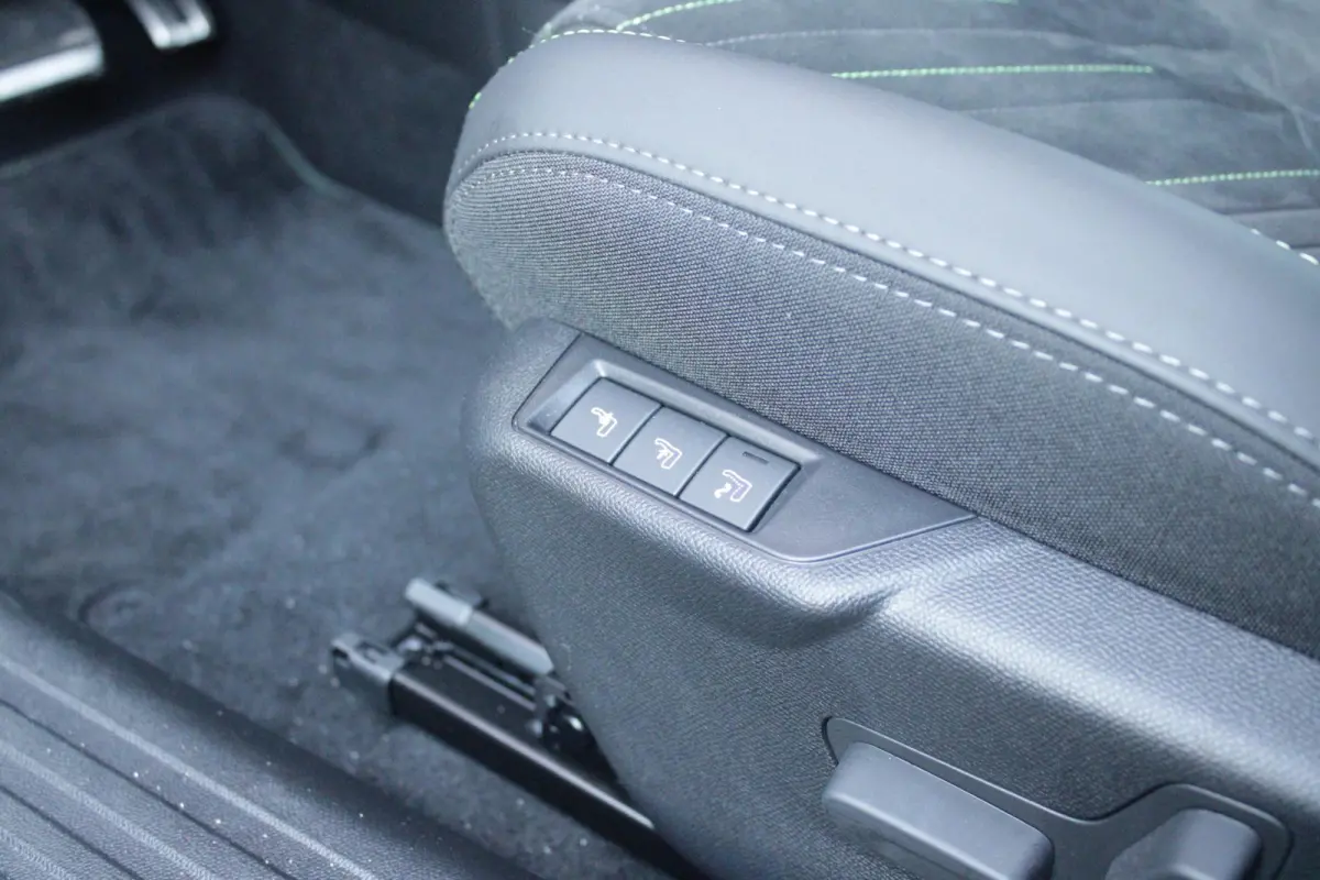 EV GT PACK 156PK 54 kWh | PANORAMISCH SCHUIF/KANTEL DAK | ALCANTARA EXECUTIVE INTERIOR INCL. VERWARMBARE VOORSTOELEN EN ELEKTRISCH VERSTELBARE BESTUURDERSSTOEL MET MASSAGE FUNCTIE | 18" LICH