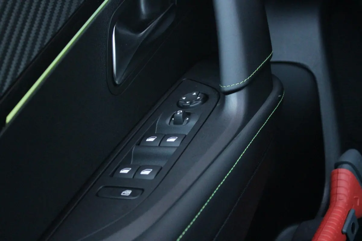 EV GT PACK 156PK 54 kWh | PANORAMISCH SCHUIF/KANTEL DAK | ALCANTARA EXECUTIVE INTERIOR INCL. VERWARMBARE VOORSTOELEN EN ELEKTRISCH VERSTELBARE BESTUURDERSSTOEL MET MASSAGE FUNCTIE | 18" LICH